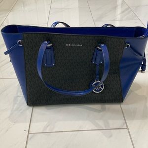 MICHAEL KORS LARGE PURSE BLACK AND BLUE